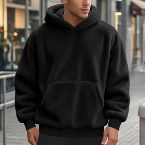 Gros plan d'un sweat à capuche en polaire noire pour homme avec poche kangourou.