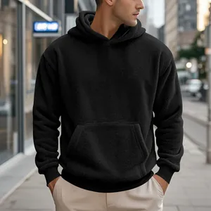 Vue détaillée de la texture douce et de la poche kangourou de ce sweat à capuche