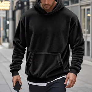 Détail d'un sweat à capuche en polaire noire pour homme avec une coupe décontractée moderne