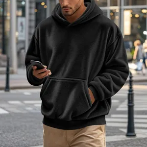 Détail d'un sweat à capuche noir surdimensionné en polaire double face pour homme