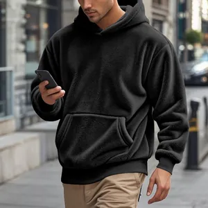 Vue détaillée d'un sweat à capuche en polaire double face noir et chaud pour homme