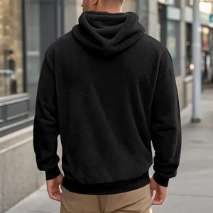 Vue arrière d'un sweat à capuche en polaire sherpa noir pour homme avec un fond urbain