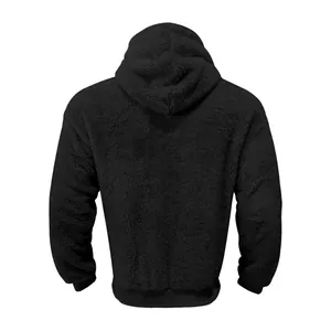Vue arrière d'un sweat à capuche noir en polaire pelucheuse pour homme, coupe ample