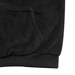 Gros plan sur la texture du polaire double face noir et les bords-côtes détails