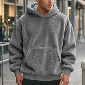 Vue rapprochée du sweat à capuche sherpa gris montrant le tissu épais et le molleton chaud