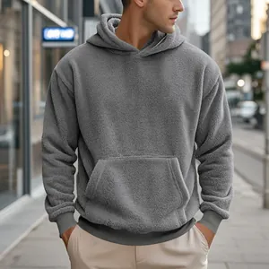 Vue détaillée du sweat à capuche gris en polaire double face pour homme avec poche kangourou