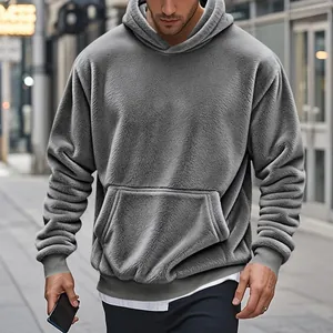 Détail d'un sweat à capuche gris en polaire double face montrant la texture douce