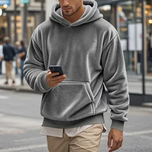 Détail d'un sweat à capuche en polaire grise pour homme avec texture sherpa