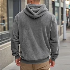 Vue arrière d'un sweat-shirt à capuche en polaire sherpa grise épaisse pour homme