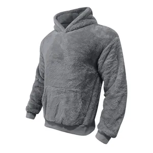 Détail montrant la texture douce en peluche double face de ce sweat à capuche gris homme