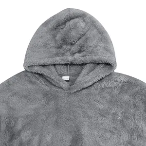 Gros plan d'un sweat à capuche en polaire grise montrant la texture douce