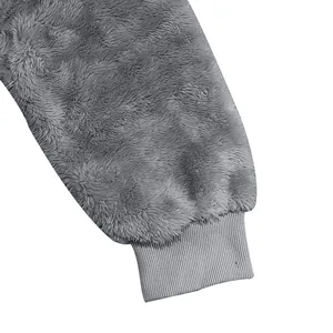 Gros plan d'une manche de sweat en polaire grise avec poignet côtelé élastique