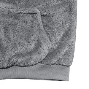 Vue macro de la texture du polaire gris double face et détail de la poche kangourou