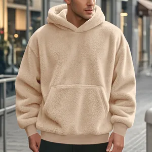 Détail de sweat à capuche beige en polaire épaisse avec poche kangourou