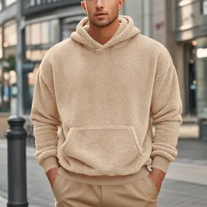 Gros plan détaillé sur un sweat à capuche en polaire beige pour hommes, texture douce