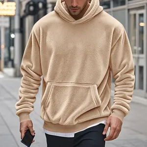 Vue de face d'un sweat à capuche beige surdimensionné en polaire pour hommes avec poche