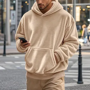 Gros plan d'un sweat à capuche en polaire double face beige pour homme, texture douce