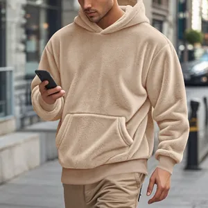Gros plan sur la texture polaire douce d'un sweat à capuche kaki de coupe décontractée