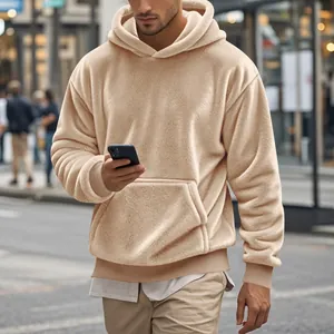 Détail du sweat à capuche oversize en polaire beige pour homme idéal pour l'automne-hiver