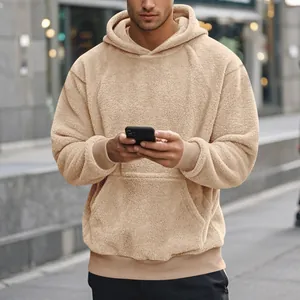 Photo de détail d'un sweat à capuche beige surdimensionné en polaire pour hommes
