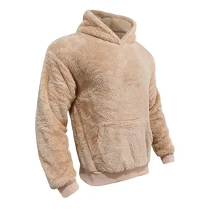 Gros plan d'un sweat à capuche en polaire kaki avec texture pelucheuse et poche