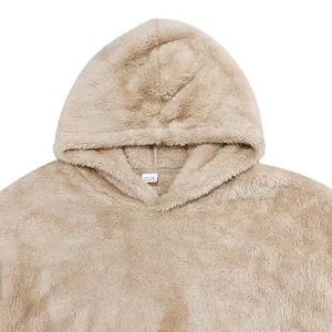 Détail d'un sweat à capuche en polaire sherpa double face beige pour hommes