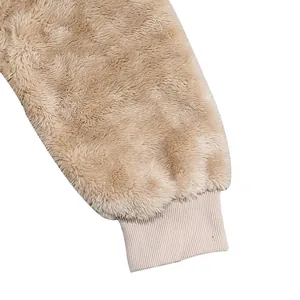Détail en gros plan du poignet côtelé d'un sweat à capuche en polaire beige pour homme