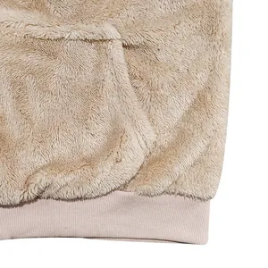 Gros plan détaillé d'un sweat-shirt en polaire beige avec un bel ourlet côtelé