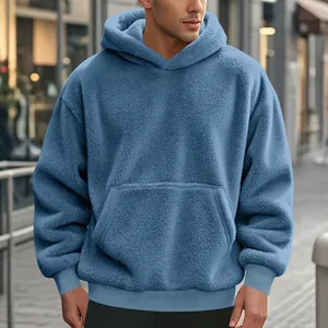 Détail de la texture pelucheuse d'un sweat à capuche en polaire bleue pour homme