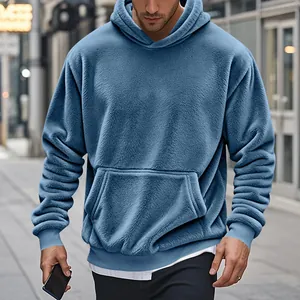 Vue détaillée d'un sweat à capuche en polaire bleue pour homme avec poche kangourou