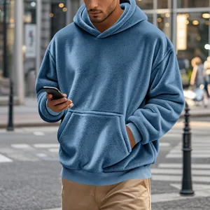 Vue détaillée d'un sweat à capuche en polaire bleue pour homme avec une texture douce