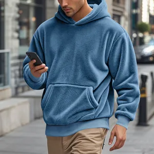 Gros plan du sweat à capuche en polaire bleue montrant la texture et la poche