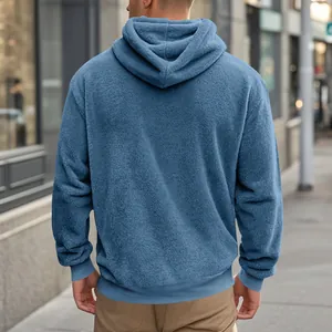 Vue arrière d'un sweat à capuche en polaire bleue pour homme avec une coupe décontractée