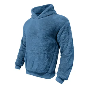 Détail d'un sweat à capuche en polaire double face bleu doux pour hommes avec poche