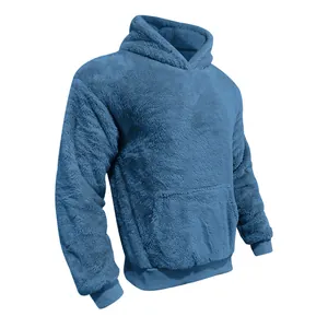 Détail de la texture douce du molleton sherpa bleu d'un sweat à capuche d'hiver pour homme.