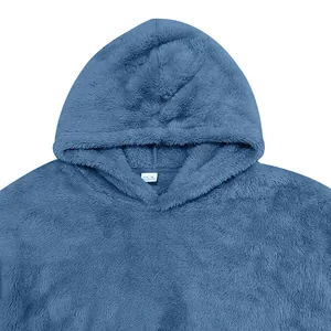 Gros plan d'un sweat à capuche bleu en polaire sherpa douce avec détails de capuche.