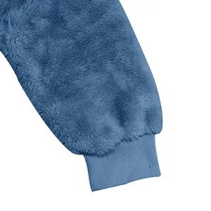 Détail en gros plan d'un sweat-shirt en polaire bleue avec poignet côtelé élastique
