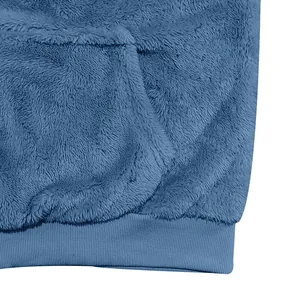 Gros plan détaillé du tissu polaire bleu d'un sweat à capuche montrant la texture