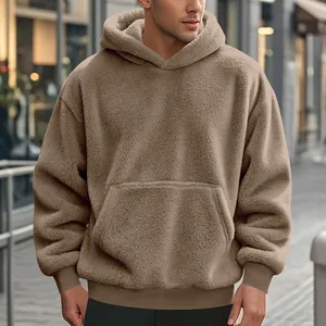Vue détaillée d'un sweat à capuche en peluche double face surdimensionné pour hommes