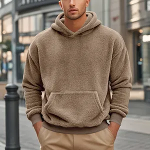 Hoodie en polaire marron pour homme avec poche kangourou pour un style décontracté.