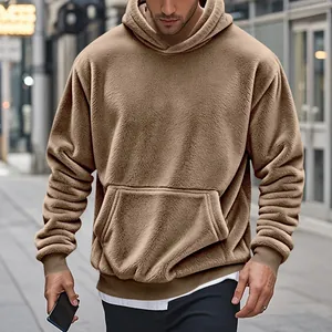Gros plan d'un sweat à capuche en polaire marron pour homme avec une texture douce et poche