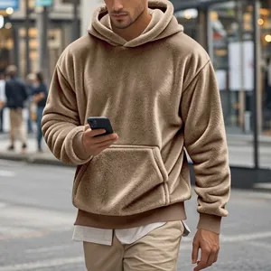 Détail d'un sweat à capuche en polaire duveteuse pour homme de couleur beige