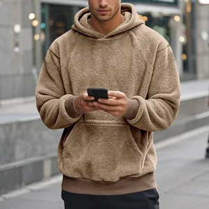 Détail d'un sweat à capuche oversize en polaire épaisse pour homme de couleur kaki