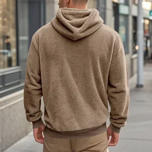 Vue arrière d'un sweat à capuche en polaire marron surdimensionné pour homme style streetwear.