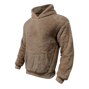 Détail montrant la texture douce et chaude du molleton double face du sweat marron.