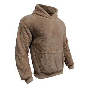 Vue détaillée de la texture polaire double face marron doux sur un sweat à capuche oversize