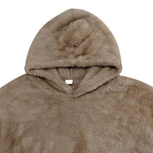 Gros plan sur la texture pelucheuse et le col de ce sweat à capuche en polaire marron