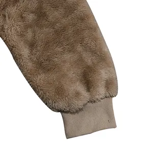 Gros plan du poignet côtelé et de la polaire marron douce sur un sweat à capuche d'hiver