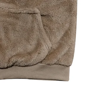 Vue détaillée d'un sweat à capuche en polaire marron avec poche kangourou et ourlet