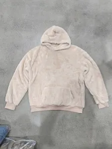 Vue détaillée d'un sweat à capuche en polaire beige surdimensionné pour hommes